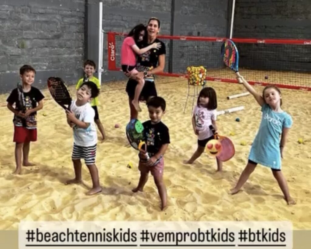 Qual a idade ideal para começar no Beach Tennis Infantil? 3 aula beach tennis kids grupo diversao