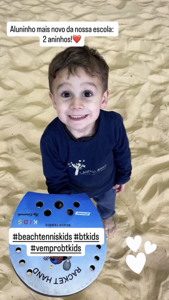 Descubra os 5 Segredos da Aula de Beach Tennis Kids para 4 e 5 Anos! 8 Criança feliz de 4 anos jogando beach tennis na areia com raquete infantil, simbolizando a idade ideal para começar