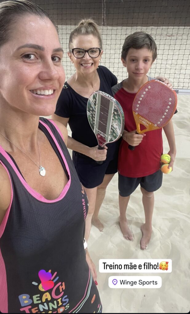 O Segredo da União: 5 Atividades de Beach Tennis para Pais e Filhos 5 Mãe e fiho iniciando uma aula de beach tennis juntos.