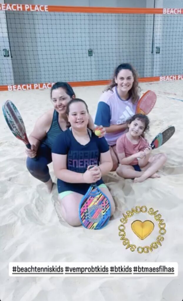 O Segredo da União: 5 Atividades de Beach Tennis para Pais e Filhos 1 Duplas de mães e filhas jogando beach tennis juntas pela primeira vez.