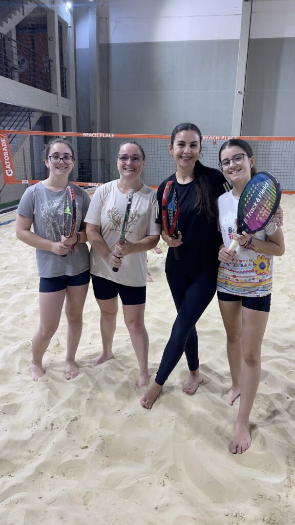 O Segredo da União: 5 Atividades de Beach Tennis para Pais e Filhos 4 Mães e filha após um jogo de beach tennis.