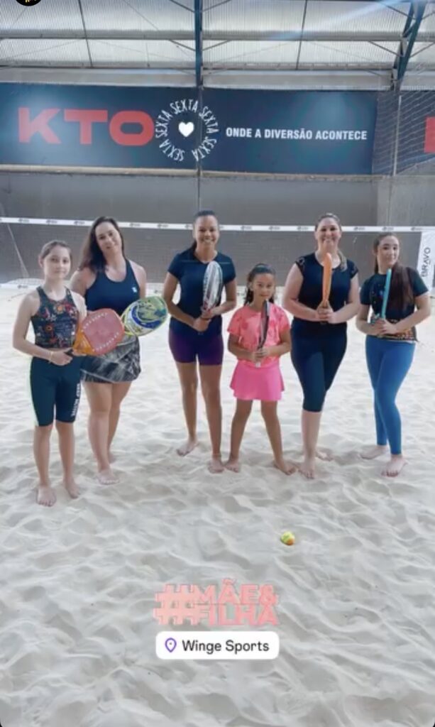 O Segredo da União: 5 Atividades de Beach Tennis para Pais e Filhos 3 Mães e filhas após uma aula de beach tennis.